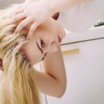 Trápí vás suchá pokožka hlavy? Pomocí těchto tipů bude minulostí